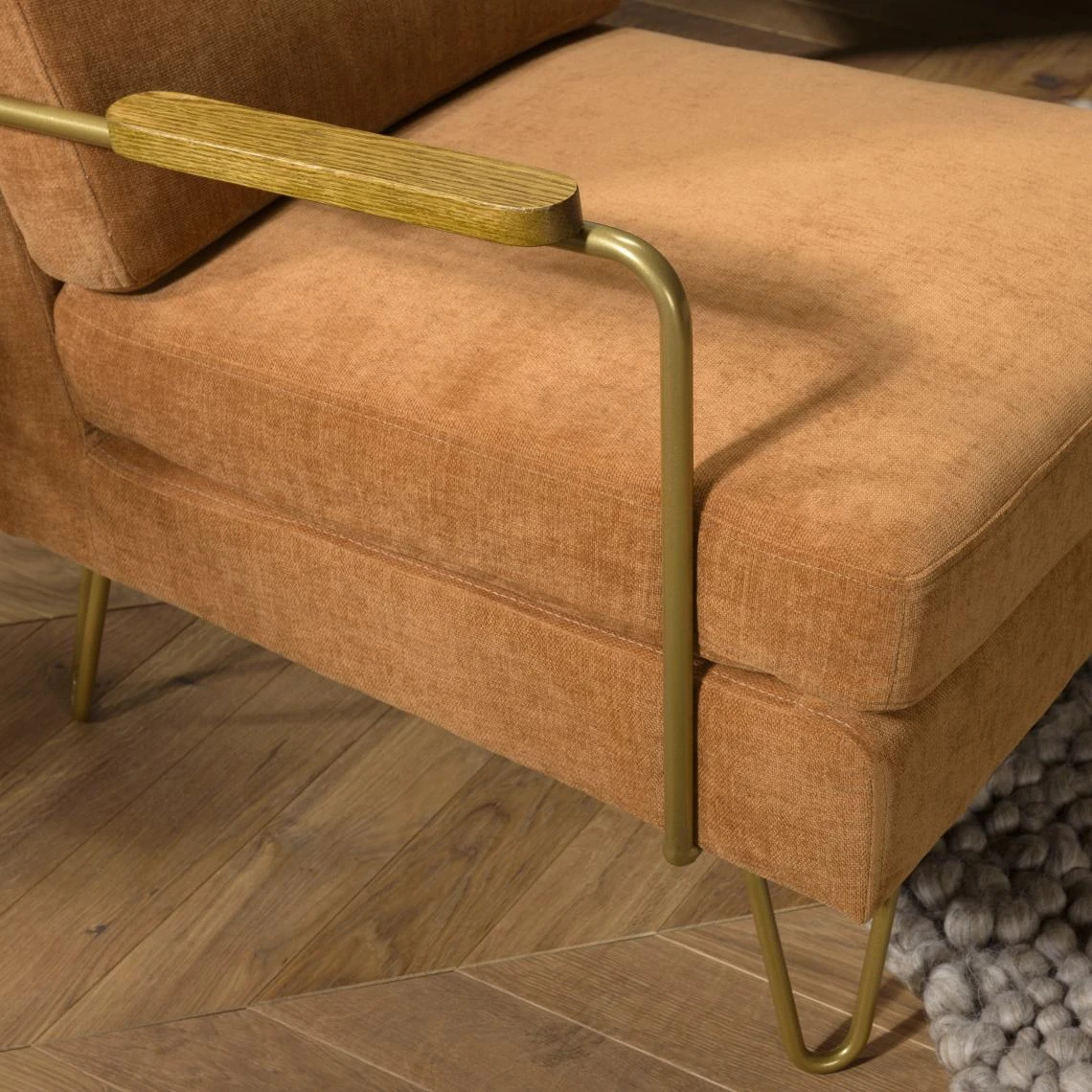 MACABANE Fauteuil Lounge Tissu Orange Métal Doré Accoudoirs Bois 7 MACABANE Fauteuil Lounge Tissu Orange Métal Doré Accoudoirs Bois – Image 5