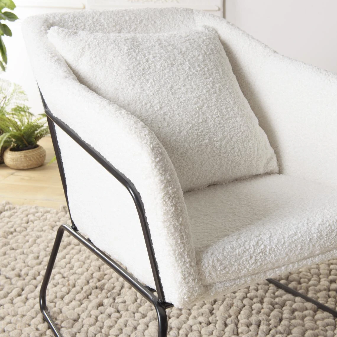MACABANE Fauteuil Tissu Bouclette Blanc Pieds évasés Métal Noir AGATHE 6 MACABANE Fauteuil Tissu Bouclette Blanc Pieds évasés Métal Noir AGATHE – Image 4