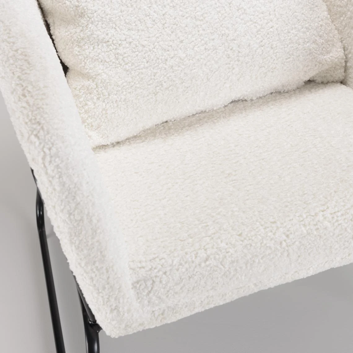 MACABANE Fauteuil Tissu Bouclette Blanc Pieds évasés Métal Noir AGATHE 7 MACABANE Fauteuil Tissu Bouclette Blanc Pieds évasés Métal Noir AGATHE – Image 5